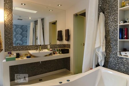 Casa à venda com 450m², 3 quartos e 2 vagasBanheiro da Suíte 2