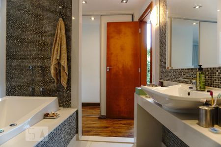 Casa à venda com 450m², 3 quartos e 2 vagasBanheiro da Suíte 2