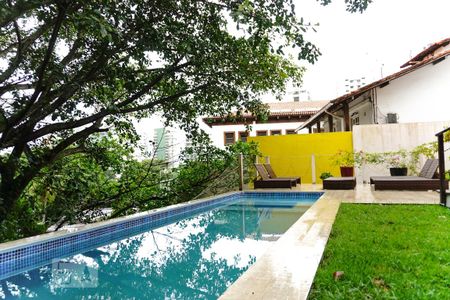 Casa à venda com 450m², 3 quartos e 2 vagasÁrea Externa/Piscina