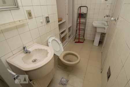 Banheiro de kitnet/studio para alugar com 1 quarto, 25m² em Flamengo, Rio de Janeiro