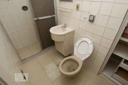 Banheiro de kitnet/studio para alugar com 1 quarto, 25m² em Flamengo, Rio de Janeiro