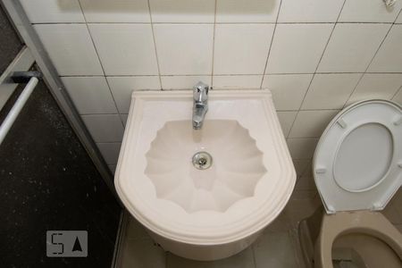 Banheiro de kitnet/studio para alugar com 1 quarto, 25m² em Flamengo, Rio de Janeiro