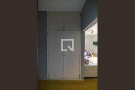 Casa à venda com 530m², 4 quartos e 4 vagas Casa à venda com 530m², 4 quartos e 4 vagasCloset