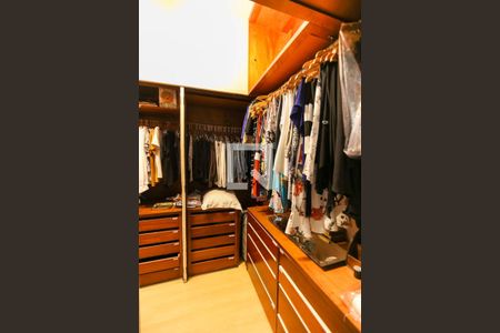 Casa à venda com 530m², 4 quartos e 4 vagas Casa à venda com 530m², 4 quartos e 4 vagasCloset