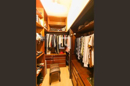 Casa à venda com 530m², 4 quartos e 4 vagas Casa à venda com 530m², 4 quartos e 4 vagasCloset