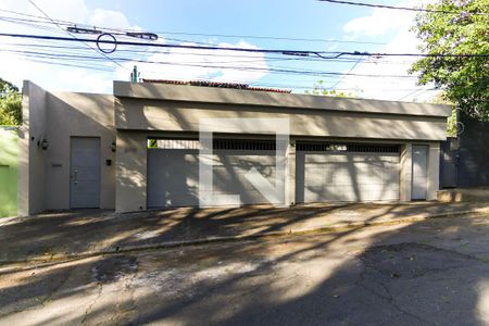 Casa à venda com 530m², 4 quartos e 4 vagas Casa à venda com 530m², 4 quartos e 4 vagasFachada