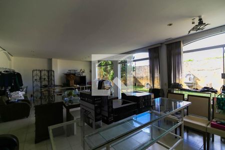 Casa à venda com 530m², 4 quartos e 4 vagas Casa à venda com 530m², 4 quartos e 4 vagasCapela