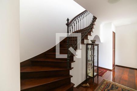 Casa à venda com 530m², 4 quartos e 4 vagas Casa à venda com 530m², 4 quartos e 4 vagasEscada