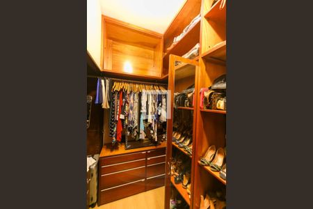 Casa à venda com 530m², 4 quartos e 4 vagas Casa à venda com 530m², 4 quartos e 4 vagasCloset