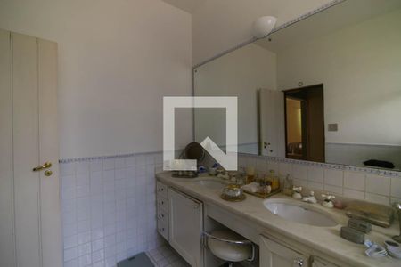 Casa à venda com 530m², 4 quartos e 4 vagas Casa à venda com 530m², 4 quartos e 4 vagasBanheiro Suíte 4