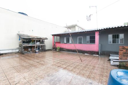 Casa à venda com 249m², 4 quartos e 6 vagas Casa à venda com 249m², 4 quartos e 6 vagasQuintal