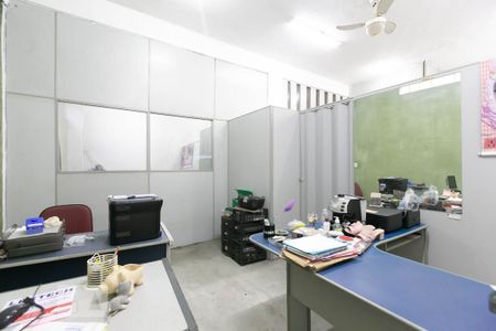 Casa à venda com 249m², 4 quartos e 6 vagas Casa à venda com 249m², 4 quartos e 6 vagasEscritorio