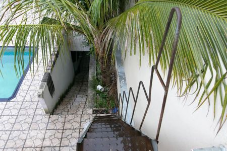 Casa à venda com 249m², 4 quartos e 6 vagas Casa à venda com 249m², 4 quartos e 6 vagasEscada