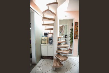 Apartamento à venda com 135m², 3 quartos e 2 vagas Apartamento à venda com 135m², 3 quartos e 2 vagasEscada 2