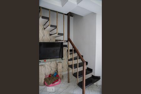 Apartamento à venda com 135m², 3 quartos e 2 vagas Apartamento à venda com 135m², 3 quartos e 2 vagasEscada