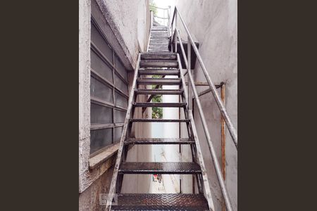 Apartamento para alugar com 30m², 1 quarto e sem vaga Apartamento para alugar com 30m², 1 quarto e sem vagaEscadas Entrada