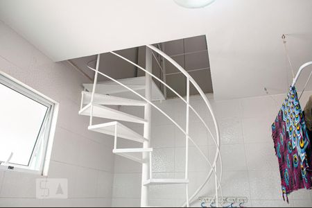 Casa à venda com 190m², 3 quartos e 5 vagas Casa à venda com 190m², 3 quartos e 5 vagasEscada