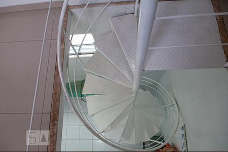 Casa à venda com 190m², 3 quartos e 5 vagas Casa à venda com 190m², 3 quartos e 5 vagasEscada