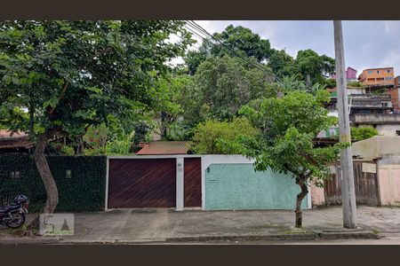 Casa à venda com 190m², 3 quartos e 5 vagas Casa à venda com 190m², 3 quartos e 5 vagasFachada