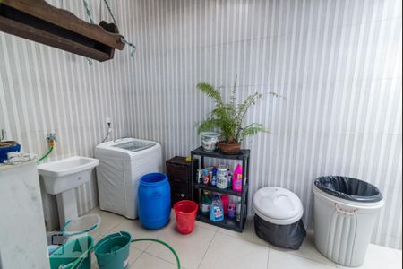 Casa à venda com 238m², 5 quartos e 3 vagas Casa à venda com 238m², 5 quartos e 3 vagasÁrea de Serviço