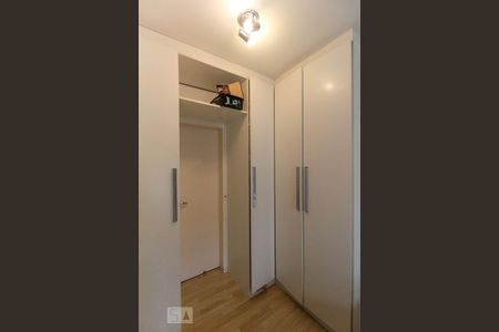 Casa de condomínio para alugar com 154m², 4 quartos e 3 vagas Casa de condomínio para alugar com 154m², 4 quartos e 3 vagasCloset do quarto 1