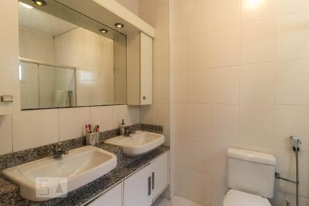 Casa de condomínio para alugar com 154m², 4 quartos e 3 vagas Casa de condomínio para alugar com 154m², 4 quartos e 3 vagasBanheiro do quarto 1