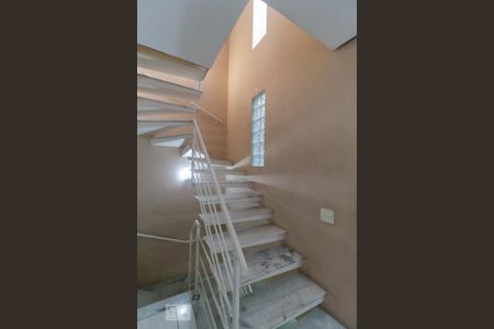 Casa de condomínio para alugar com 154m², 4 quartos e 3 vagas Casa de condomínio para alugar com 154m², 4 quartos e 3 vagasEscada
