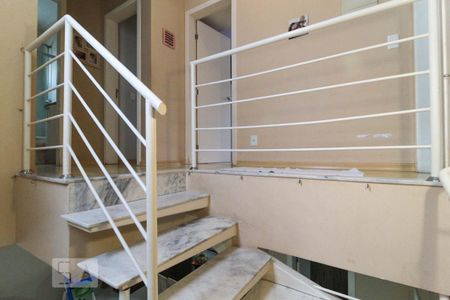 Casa de condomínio para alugar com 154m², 4 quartos e 3 vagas Casa de condomínio para alugar com 154m², 4 quartos e 3 vagasEscada