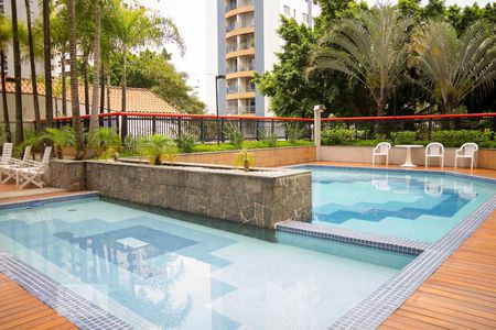 Apartamento à venda com 151m², 3 quartos e 2 vagas Apartamento à venda com 151m², 3 quartos e 2 vagasÁrea comum - Piscina
