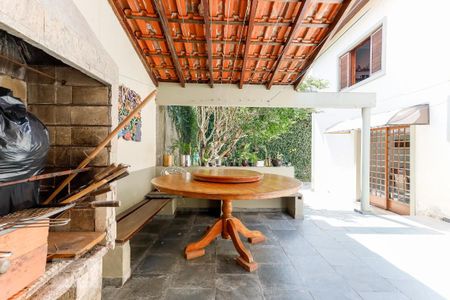 Casa à venda com 370m², 3 quartos e 3 vagas Casa à venda com 370m², 3 quartos e 3 vagasChurrasqueira