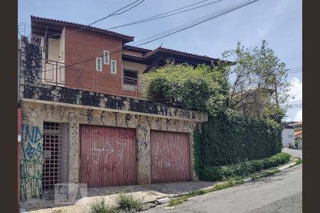 Casa à venda com 370m², 3 quartos e 3 vagas Casa à venda com 370m², 3 quartos e 3 vagasFachada
