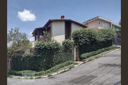 Casa à venda com 370m², 3 quartos e 3 vagas Casa à venda com 370m², 3 quartos e 3 vagasFachada