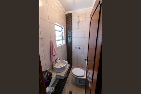 Casa à venda com 350m², 5 quartos e 4 vagasFundos - Banheiro do Salão de festas