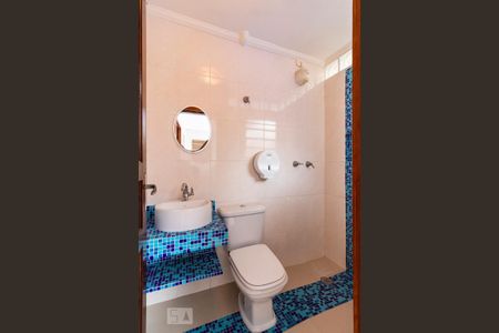 Casa à venda com 350m², 5 quartos e 4 vagasFundos - Banheiro de serviço