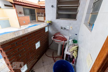 Casa à venda com 350m², 5 quartos e 4 vagasFundos - Área de serviço