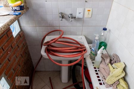 Casa à venda com 350m², 5 quartos e 4 vagasFundos - Área de serviço