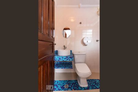 Casa à venda com 350m², 5 quartos e 4 vagasFundos - Banheiro de serviço