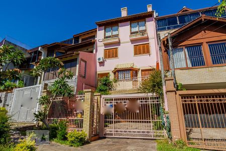 Casa à venda com 262m², 3 quartos e 3 vagasFachada
