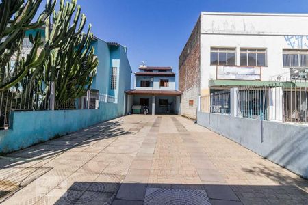 Casa à venda com 225m², 2 quartos e 2 vagas Casa à venda com 225m², 2 quartos e 2 vagasFachada