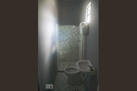 Banheiro de kitnet/studio para alugar com 1 quarto, 20m² em Luiz Anselmo, Salvador