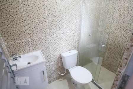 Banheiro de kitnet/studio para alugar com 1 quarto, 42m² em Taquara, Rio de Janeiro