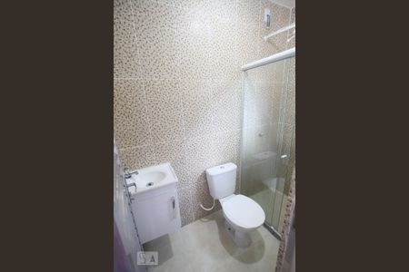 Banheiro de kitnet/studio para alugar com 1 quarto, 42m² em Taquara, Rio de Janeiro