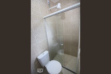 Banheiro de kitnet/studio para alugar com 1 quarto, 42m² em Taquara, Rio de Janeiro