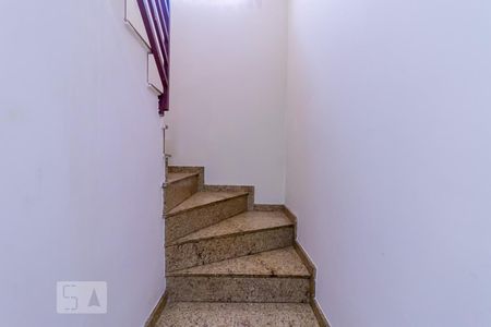 Casa à venda com 153m², 3 quartos e 3 vagas Casa à venda com 153m², 3 quartos e 3 vagasEscadas