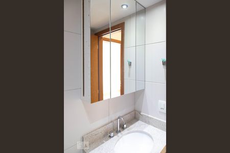 Apartamento para alugar com 72m², 2 quartos e 1 vaga Apartamento para alugar com 72m², 2 quartos e 1 vagaBanheiro social