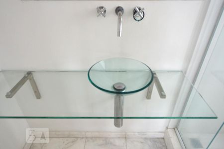 Apartamento à venda com 69m², 2 quartos e 2 vagasBanheiro da suite