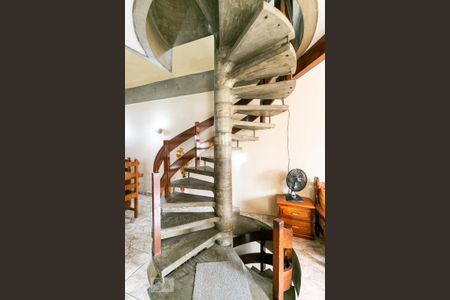 Casa à venda com 350m², 3 quartos e 4 vagasSala - Escadas