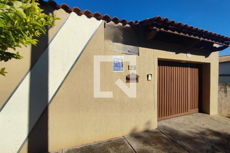 Casa à venda com 154m², 3 quartos e 4 vagas Casa à venda com 154m², 3 quartos e 4 vagasFachada