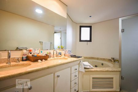 Apartamento para alugar com 240m², 4 quartos e 4 vagasBanheiro 1 da suíte 3
