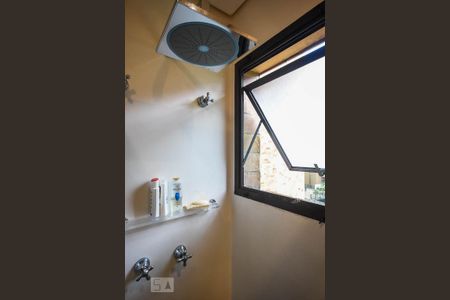 Apartamento para alugar com 240m², 4 quartos e 4 vagasChuveiro do banheiro 2 da suíte 3